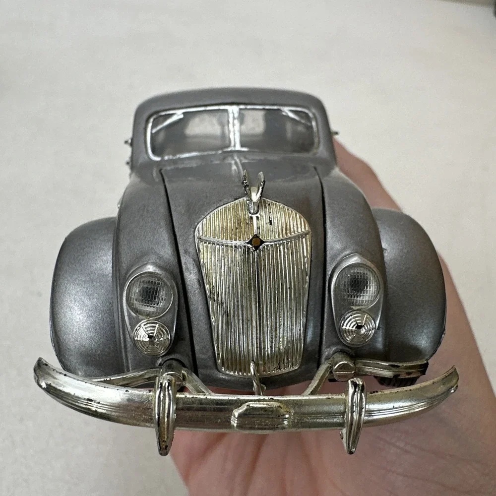 Signature Models 1936 Chrysler Airflow Silver 1:32 Scale Diecast